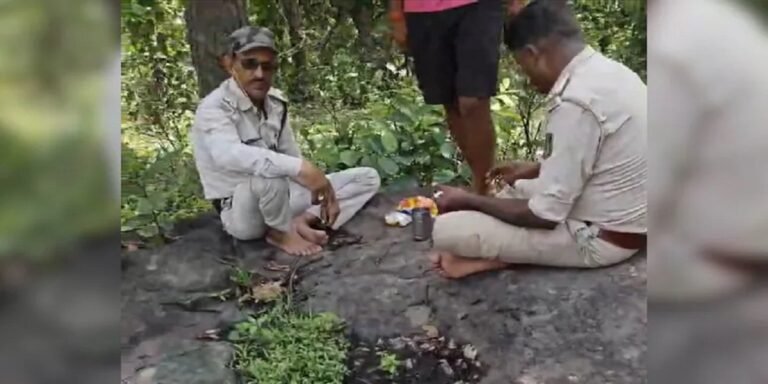 पेड़ के नीचे बैठकर महुआ शराब पीते रहे दरोगा, ग्रामीणों ने पकड़ा तो मुंह छुपाकर भागने लगे, तस्वीरें वायरल