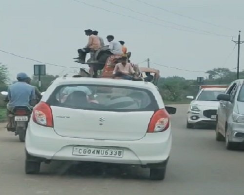 CG News: हादसों से सबक नहीं ले रहे लोग: मिक्सर मशीन के ऊपर बैठ सफर कर रहे श्रमिक, वीडियो आया सामने…