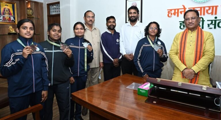 मुख्यमंत्री श्री साय से किक बॉक्सिंग पदक विजेता खिलाड़ियों ने की सौजन्य मुलाकात.