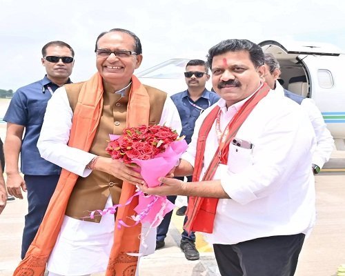 अंबिकापुर पहुंचे केंद्रीय शिवराज सिंह चौहान, मैनपाट रवाना