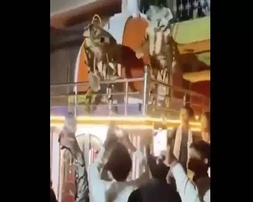 CG – मंदिर में चढ़कर किया उत्पात, 2 लड़के गिरफ्तार