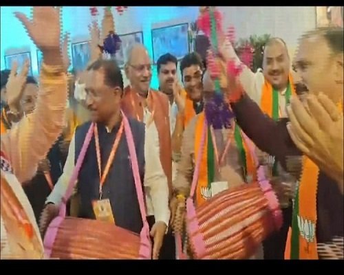 विष्णुदेव साय ने ढोलक बजाया, मैनपाट में खूब नाचे सांसद, मंत्री और विधायक