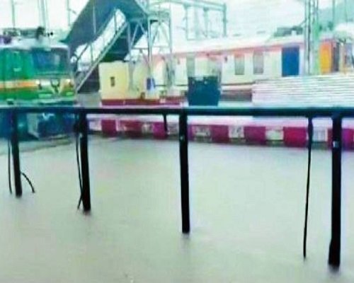छत्तीसगढ़ में बारिश ने बढ़ाई रेल यात्रियों की परेशानी: जलमग्न हुई रेल पटरी, प्रभावित हो रही ट्रेनें