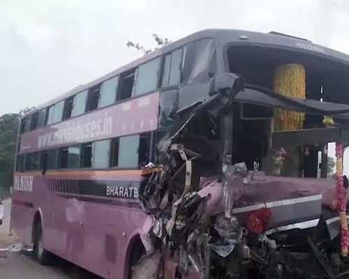 तेज रफ्तार का कहर, खड़े ट्रक से टकराई यात्रियों से भरी बस; दो की मौत