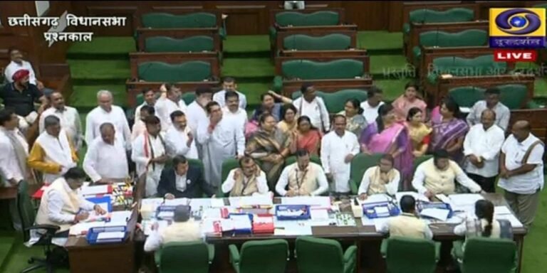 विधानसभा मॉनसून सत्र चौथा दिन : खाद संकट पर सदन में भारी हंगामा, मंत्री के जवाब से असंतुष्ट विपक्ष गर्भगृह में धरने पर बैठा, ‘कृषि मंत्री इस्तीफा दो’ के लगाए नारे