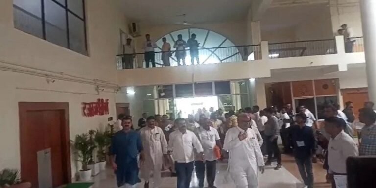 ED छापे के बीच विधानसभा भवन पहुंचे पूर्व मुख्यमंत्री भूपेश बघेल, सदन के भीतर लगे जिंदाबाद के नारे…