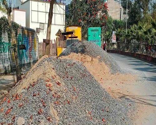 सावधान! सड़क पर निर्माण सामाग्री रखने वालों को भरना होगा तगड़ा जुर्माना, वीडियोग्राफी कर भेजा जाएगा ई-चालान…