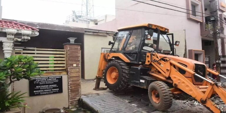 सूदखोरी का अड्डा जमींदोज : फरार हिस्ट्रीशीटर रोहित तोमर के दफ्तर पर चला बुलडोजर, पुलिस और निगम की टीम मौजूद