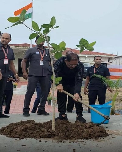 CM साय ने मैनपाट पीडब्ल्यूडी रेस्ट हाउस में लगाया बरगद का पौधा